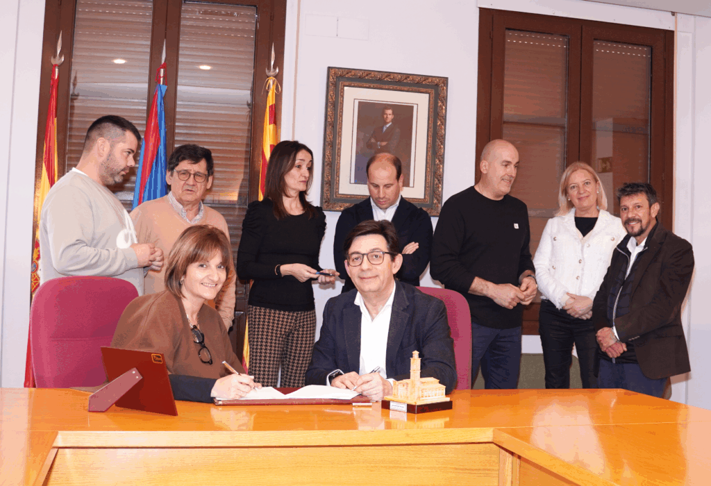Ana Irigoyen, alcaldesa de Gurrea de Gállego junto a otros miembros del equipo de gobierno y Alvaro Mayordomo, Socio de IAM junto al equipo de desarrollo de IAM Carbonzero